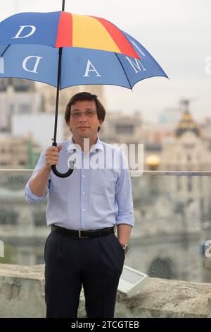 Madrid, 13/04/2021. José Luis Martínez Almeida, sindaco di Madrid, sul tetto del Municipio. Foto: Matías Nieto. ARCHDC. Crediti: Album / Archivo ABC / Matías Nieto Koenig Foto Stock