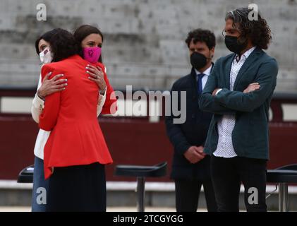 Madrid, 04/08/2021. Las Ventas Bullring. Omaggio al corriere Víctor Puerto con l'inaugurazione di un murale di Luis Gordillo del presidente Isabel Díaz Ayuso e del sindaco Martínez Almeida. All'evento hanno partecipato l'artista Luis Gordillo, Raquel Sanz, vedova del bullfighter, Chapu Apaolaza, portavoce della FTL, Victorino Martín e i toreri José Tomás e José María Manzanares. Foto: Jaime García. ARCHDC. Crediti: Album / Archivo ABC / Jaime García Foto Stock