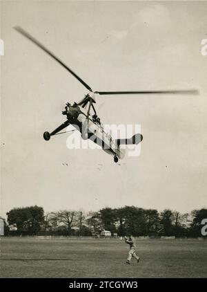 12/31/1932. Londra Don Juan de la Cierva la Cierva Autogyro Un FORMIDABILE PROGRESSO: IL MIGLIORAMENTO DELL'AUTOGIRO Un curioso esperimento che dimostra le qualità del nuovo autogyro. Vola così lentamente che i suoi passeggeri possono abbattere un pacco, aspettare che una persona a terra lo scolleghi e riprendere il volo senza aver perso molta altitudine e muoversi alla velocità di un uomo che corre lentamente. Foto di Barrat... Crediti: Album / Archivo ABC / Barrat's Foto Stock