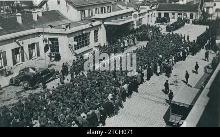 Francia, maggio 1943. Seconda guerra mondiale Prigionieri francesi rilasciati dal governo tedesco che si trovavano nei campi di concentramento, all'arrivo in una stazione ferroviaria francese da dove partiranno per le loro case. Crediti: Album / Archivo ABC / Transoceano Foto Stock