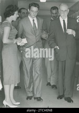 San Juan de Puerto Rico, dicembre 1957. Juan Ramón Jiménez il giorno in cui riprese le sue lezioni presso l'Università di Porto Rico dopo la morte di sua moglie. Era accompagnato dal rettore, il dottor Benítez. Crediti: Album / Archivo ABC Foto Stock