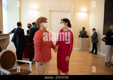 Madrid, 19/06/2021. Isabel Díaz Ayuso assume l'incarico di presidente della Comunità di Madrid. Il presidente della Comunità con sua madre. Foto: Isabel Permuy. ARCHDC. Crediti: Album / Archivo ABC / Isabel B. Permuy Foto Stock