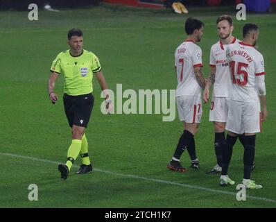Siviglia, 19/12/2020. Sevilla FC e Real Valladolid match. Giorno 14 del campionato spagnolo. Stadio di Ramón Sánchez Pizjuán. L'arbitro Gil Manzano. Foto: Raúl Doblado. Archsev. Crediti: Album / Archivo ABC / Raúl Doblado Foto Stock
