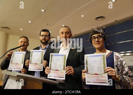 Madrid, 04/26/2016. Conferenze stampa al Congresso dei deputati dei rappresentanti politici dopo il ciclo di contatti con HM The King. Nell'immagine, Joan Baldovi di Compromis, con il "Patto Prado". Foto: Jaime García ARCHDC. Crediti: Album / Archivo ABC / Jaime García Foto Stock