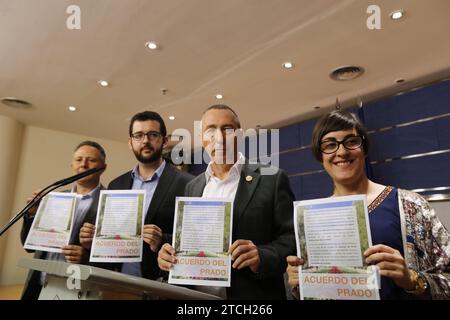 Madrid, 04/26/2016. Conferenze stampa al Congresso dei deputati dei rappresentanti politici dopo il ciclo di contatti con HM The King. Nell'immagine, Joan Baldovi di Compromis, con il "Patto Prado". Foto: Jaime García ARCHDC. Crediti: Album / Archivo ABC / Jaime García Foto Stock