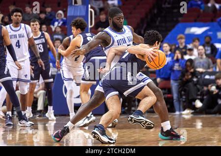 Seton Hall Pirates Guard Dylan Addae-Wusu (0) mette sotto pressione la guardia dei Monmouth Hawks Gabe Spinelli (11) durante la partita di basket al Prudential Center di Newark, New Jersey, martedì 12 dicembre. Duncan Williams/CSM (immagine di credito: © Duncan Williams/Cal Sport Media) Foto Stock