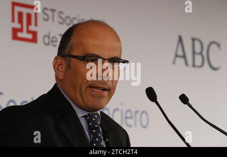 Madrid, 20/04/2016. Secondo giorno della XIII riunione del settore finanziario. Nell'immagine, discussione con Jordi Fontanals, direttore esecutivo di CaixaBank e Fernando Rodríguez Baquero, direttore generale del Banco Popular, moderato da Antonio Crespo. Foto: Jaime García ARCHDC. Crediti: Album / Archivo ABC / Jaime García Foto Stock