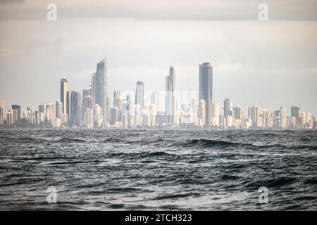 Primo piano dello skyline della Gold Coast in Australia dall'Oceano Pacifico Foto Stock