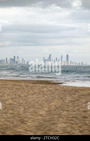 Lo skyline della Gold Coast in Australia dalla spiaggia Foto Stock