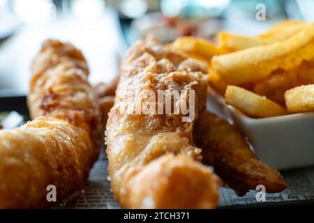 Foto macro di pesce e patatine fritte in un ristorante Foto Stock