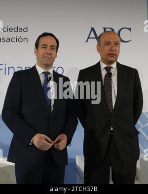 Madrid, 20/04/2016. Secondo giorno della XIII riunione del settore finanziario. Nell'immagine, Francisco Celma presenta la conferenza di Gonzalo Gortázar, CEO di Caixa Bank. Foto: Jaime García. ARCHDC. Crediti: Album / Archivo ABC / Jaime García Foto Stock