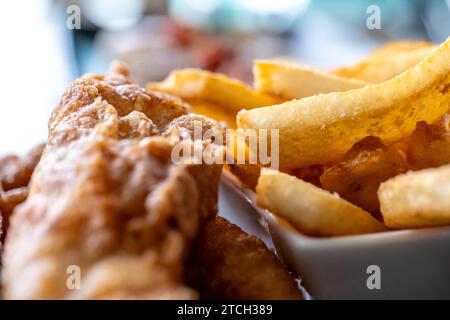 Foto macro di pesce e patatine fritte in un ristorante Foto Stock