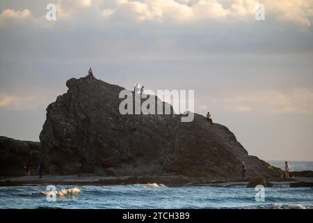 Gli australiani a Snappers Rock nella Gold Coast durante l'alba Foto Stock