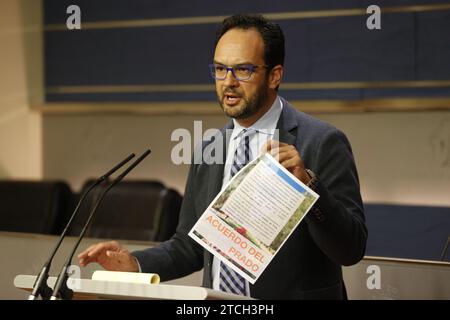 Madrid, 04/26/2016. Conferenze stampa al Congresso dei deputati dei rappresentanti politici dopo il ciclo di contatti con HM The King. Nell'immagine, Antonio Hernando mostra il documento preparato da Compromis. Foto: Jaime García ARCHDC ARCHDC. Crediti: Album / Archivo ABC / Jaime García Foto Stock