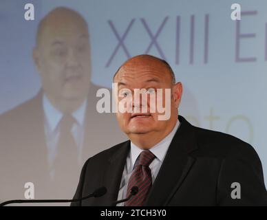 Madrid, 20/04/2016. Secondo giorno della XIII riunione del settore finanziario. Nell'immagine, il discorso di chiusura di José María Méndez, direttore generale della CECA, presentato da Yolanda Gómez. Foto: Jaime García ARCHDC. Crediti: Album / Archivo ABC / Jaime García Foto Stock