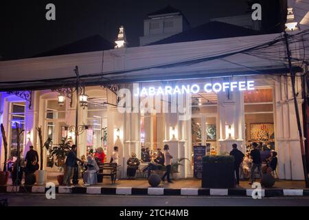 Bandung, Indonesia - 11 dicembre 2023: Gente per le strade di Bandung, Indonesia. Foto Stock