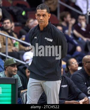 Il capo-allenatore dei Monmouth Hawks King Rice durante una partita di basket contro i Seton Hall Pirates al Prudential Center di Newark, New Jersey, martedì 12 dicembre. Duncan Williams/CSM (immagine di credito: © Duncan Williams/Cal Sport Media) Foto Stock