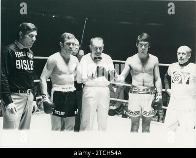 Madrid, 04/29/1971. Nel palazzetto dello sport. Combatti tra l'italiano Carmelo Bossi e lo spagnolo José Hernández, con in palio il titolo mondiale di pugilato dei pesi welter. Il verdetto dei giudici e' stato un "no contest". Nell'immagine, entrambi i pugili con i loro allenatori pochi istanti prima della lotta. Crediti: Album / Archivo ABC Foto Stock