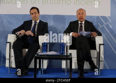 Madrid, 20/04/2016. Secondo giorno della XIII riunione del settore finanziario. Nell'immagine, Francisco Celma presenta la conferenza di Gonzalo Gortázar, CEO di Caixa Bank. Foto: Jaime García. ARCHDC. Crediti: Album / Archivo ABC / Jaime García Foto Stock