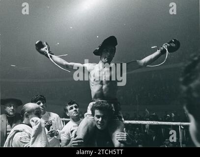 Madrid, 04/29/1971. Nel palazzetto dello sport. Il titolo mondiale di pugilato dei "super pesi welter" stava per passare di mano dal pugile italiano Carmelo Bossi a quello dello spagnolo José Hernández, campione europeo. E' stata dichiarata una lotta nulla. Crediti: Album / Archivo ABC / Manuel Sanz Bermejo Foto Stock