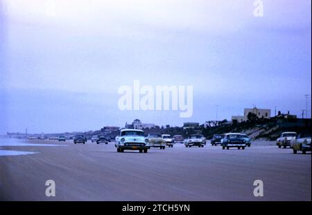 DAYTONA BEACH, Florida - FEBBRAIO 26: Vista generale mentre i tifosi guidano sulla spiaggia prima della gara NASCAR Daytona Beach and Road Course del 1956 il 26 febbraio 1956 a Daytona Beach, Florida. (Foto di Hy Peskin) Foto Stock