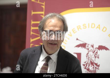 Siviglia, 03/02/2022. Il ministro delle università, Joan Subirats, dà un "canutazo" prima di partecipare al Consiglio direttivo degli Stati Uniti. Foto: Raúl Doblado. ARCHSEV. Crediti: Album / Archivo ABC / Raúl Doblado Foto Stock