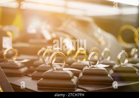 Gioielli anelli con diamanti e collane mostrano in luxury retail store window display vetrina Foto Stock