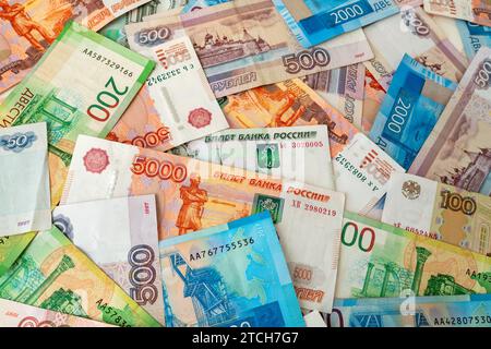 Sfondo di diverse banconote rubli russi, un milione di denaro contante. Vista dall'alto di molte banconote sparse banconote banconote in rublo sul tavolo. Banconote russe Foto Stock