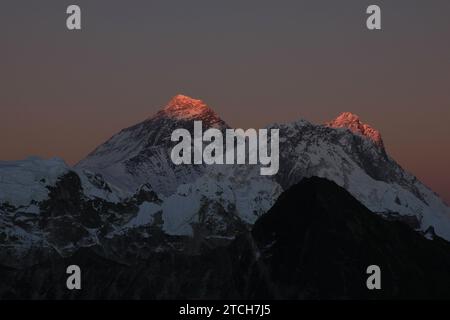 L'ultimo sole della giornata tocca il Monte Everest e Lhotse, Nepal. Foto Stock