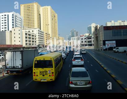 Guida verso Sharjah e Ajman negli Emirati Arabi Uniti. Foto Stock