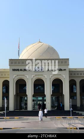 Souq al Jubail è un grande mercato di pesce fresco e frutti di mare e frutta e verdura a Sharjah, Emirati Arabi Uniti. Foto Stock