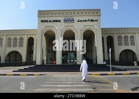 Souq al Jubail è un grande mercato di pesce fresco e frutti di mare e frutta e verdura a Sharjah, Emirati Arabi Uniti. Foto Stock