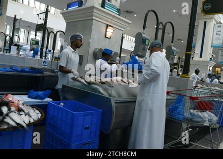 Souq al Jubail è un grande mercato di pesce fresco e frutti di mare e frutta e verdura a Sharjah, Emirati Arabi Uniti. Foto Stock