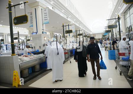 Souq al Jubail è un grande mercato di pesce fresco e frutti di mare e frutta e verdura a Sharjah, Emirati Arabi Uniti. Foto Stock