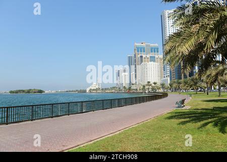 Camminando lungo la Corniche vicino all'oasi di AlNakheel a Sharjah, Emirati Arabi Uniti. Foto Stock