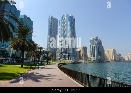 Camminando lungo la Corniche a Sharjah, Emirati Arabi Uniti. Foto Stock