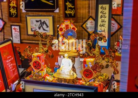 Nha Trang, Vietnam - 13 gennaio 2023 molte decorazioni come simbolo di ricchezza nel mercato per il Capodanno lunare del Tet Foto Stock