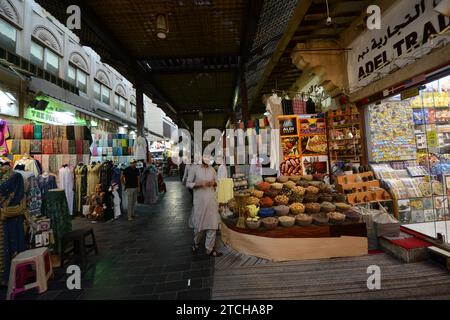 Il colorato suq di Bur Dubai vicino al Dubai creek Waterfont nella vecchia Dubai, Emirati Arabi Uniti. Foto Stock