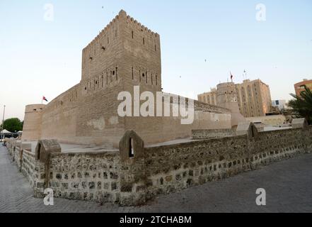 Il forte di al Fahidi è un forte del XVIII secolo (che ospita mostre del Museo di Dubai) a Dubai, Emirati Arabi Uniti. Foto Stock