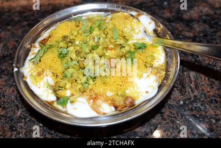 Un piatto di Dahi Puri servito con Sev sopra. Foto Stock