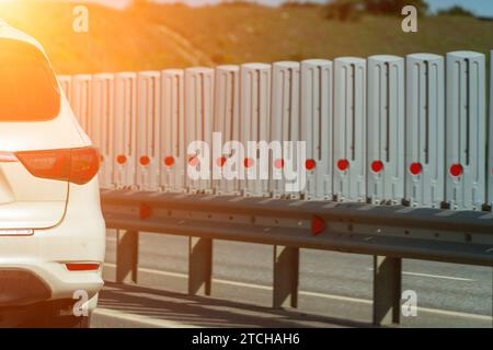Barriere di sicurezza sull'autostrada. Barriera di sicurezza in acciaio anodizzato. Miglioramento della sicurezza stradale. Foto Stock