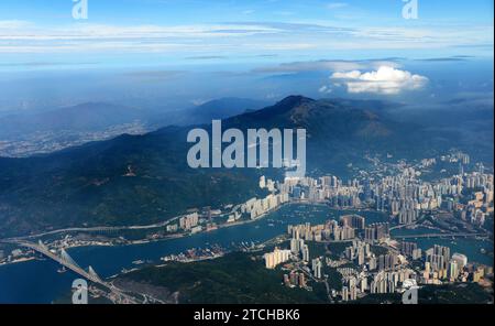 Vista aerea di Tai Mo Shan e Tsuen Wan a Hong Kong. Foto Stock