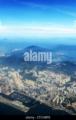 Vista aerea di Kwun Tong, Sai Kung e ma su Shan a Hong Kong. Foto Stock