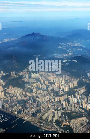 Vista aerea di Kwun Tong, Sai Kung e ma su Shan a Hong Kong. Foto Stock
