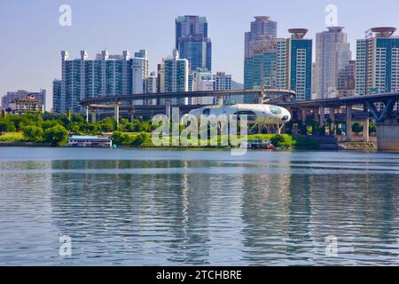 Seul, Corea del Sud - 2 giugno 2023: L'esclusivo complesso culturale J-Bug sulle sponde nord del fiume Han, visto dalle sponde sud. Rampe rotolanti Foto Stock