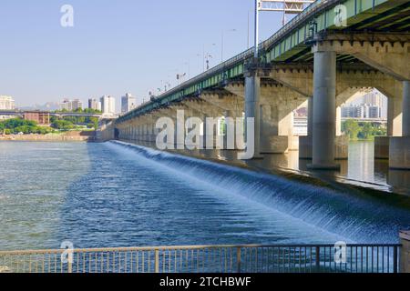 Seul, Corea del Sud - 2 giugno 2023: La grandiosità del ponte Jamsil si estende lungo il fiume Han a Seul, con l'acqua che curva elegantemente su tutta la larghezza del Foto Stock