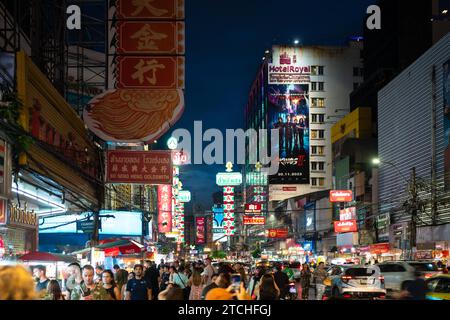 Chinatown Bangkok, Tailandia - 3 dicembre 2023: Trafficata scena stradale della Yaowarat Road di Chinatown, con folle di persone e colorate insegne al neon Foto Stock