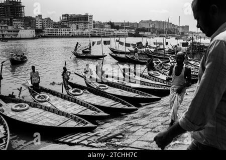 Stile di vita quotidiano della gente sulle rive del fiume del Bangladesh. Questa immagine è stata catturata da Dacca, Bangladesh, il 30 luglio 2022. Foto Stock