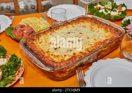 Cena di Capodanno con deliziose lasagne al salmone ed erbe fresche Foto Stock