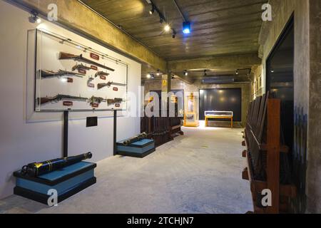Un'area espositiva con molti vecchi fucili, pistole, cannoni, pistole. Al Museo delle correzioni di Bangkok, Thailandia. Foto Stock